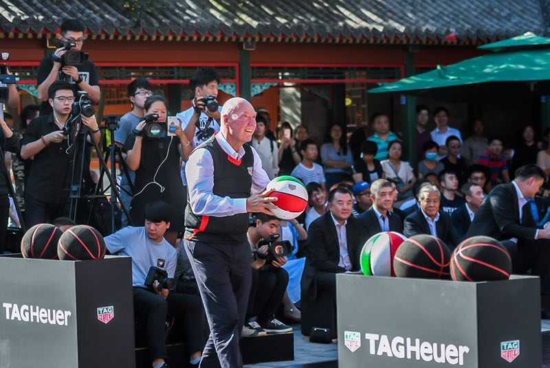 泰格豪雅重压之下无惧色,携手姚明共启 CBA 精准计时新纪元 泰格豪雅首席执行官比弗先生脱下西装,换上运动装,在篮球场上与三位CBA新秀并肩作战。他手持篮球,目光坚定地瞄准篮筐,准备投出这充满意义的一球,场边的嘉宾们纷纷起立,为这场跨越年龄与国界的爱心互动鼓掌喝彩。