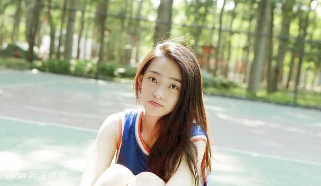 泳池边的傲娇比心:邻家女孩王艺诺的复古休闲时光 王艺诺身穿宽松球衣坐在泳池边,侧身回眸露出嫣然一笑,眼神中带着一丝傲娇与俏皮,复古色调下显得既优雅又充满邻家女孩的亲切感。