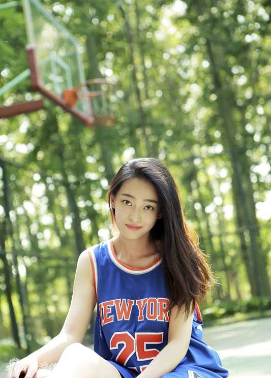 泳池边的傲娇比心:邻家女孩王艺诺的复古休闲时光 王艺诺在泳池边放松,复古的色调下,她穿着休闲装扮,展现出优雅端庄的一面,同时脸上又带着少女特有的俏皮表情,动静皆宜。