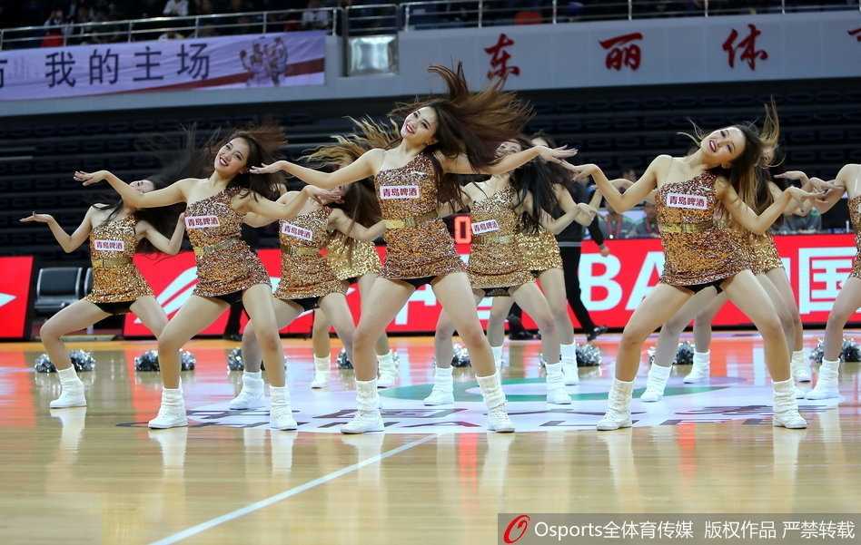 津沪男篮激战正酣,篮球宝贝热舞燃爆赛场 身着亮黄色短裙的篮球宝贝们高高跃起,在赛场中央绽放出如阳光般灿烂的笑容,她们的活力瞬间点燃了全场观众的热情。