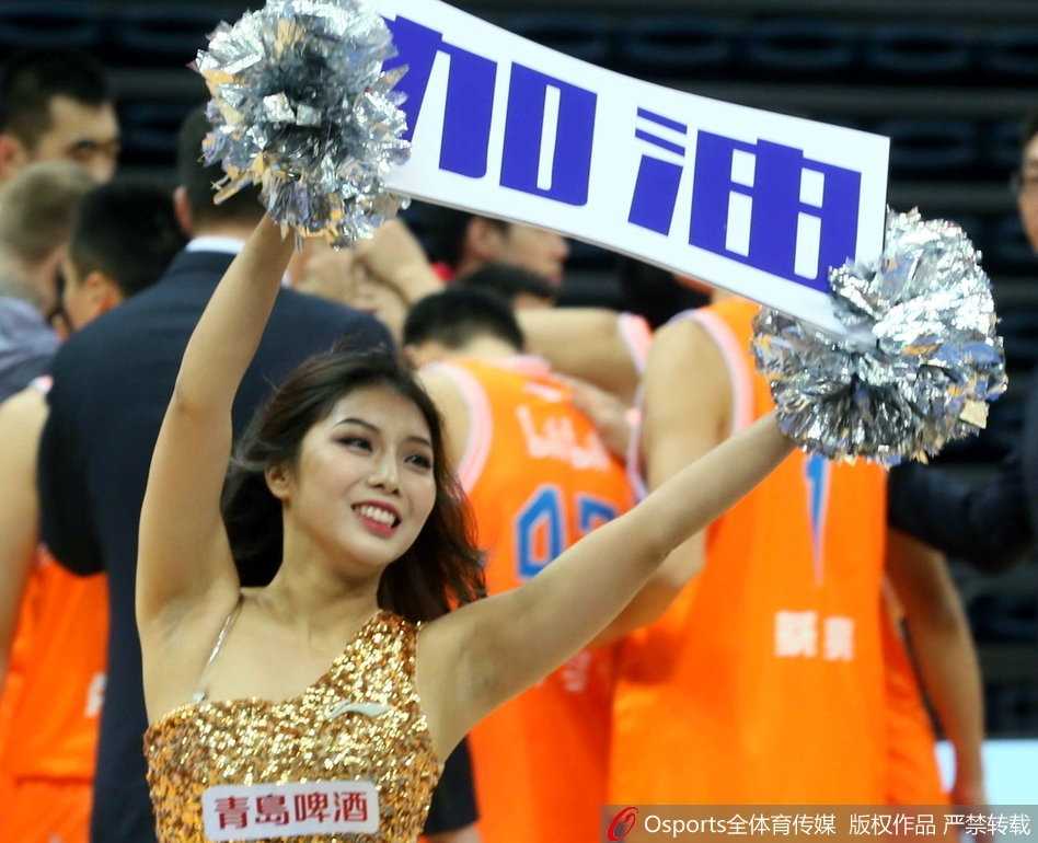 津沪男篮激战正酣,篮球宝贝热舞燃爆赛场 两位篮球宝贝背靠背摆出酷炫的造型,一个俏皮可爱,一个冷艳动人,展现了篮球宝贝多样的风格与独特的魅力。