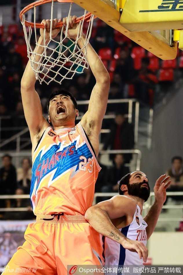 津沪鏖战与鲁闽争锋:回首CBA常规赛的那些经典瞬间 邓特蒙化身尖刀,用一个漂亮的背后运球晃开角度,全力突破上篮