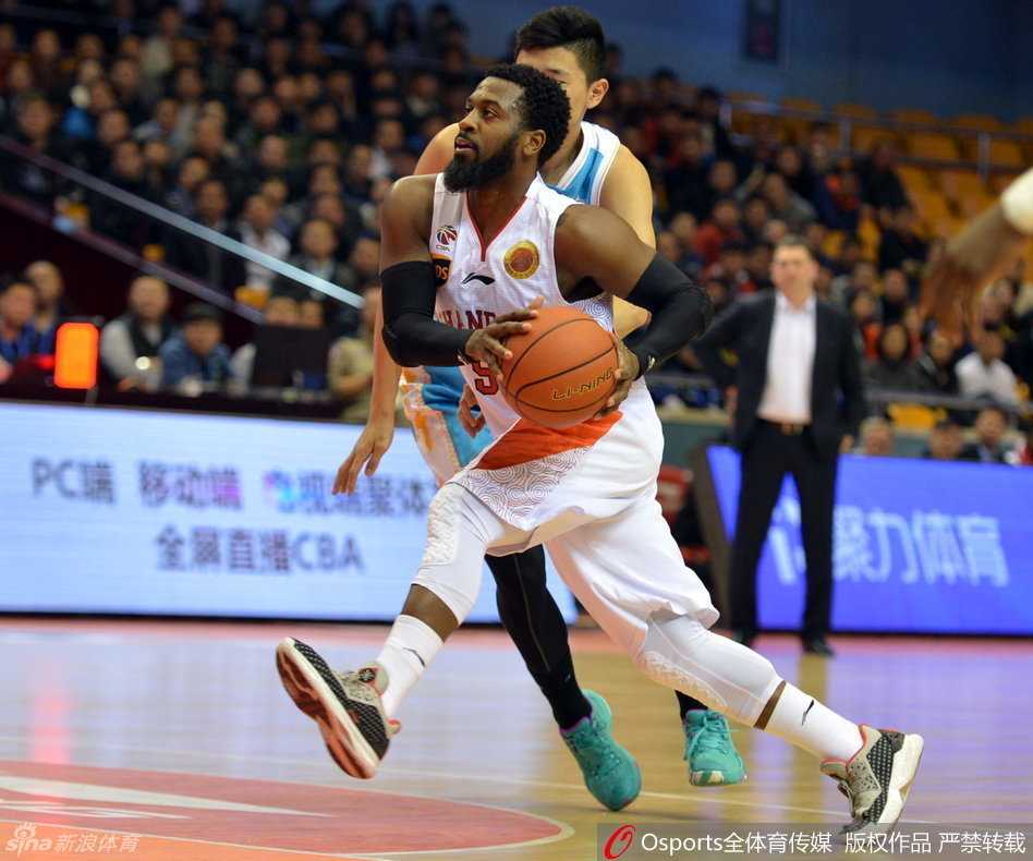 津沪鏖战与鲁闽争锋:回首CBA常规赛的那些经典瞬间 双方球员为了球权奋不顾身倒地,肌肉碰撞的声音仿佛穿透了照片