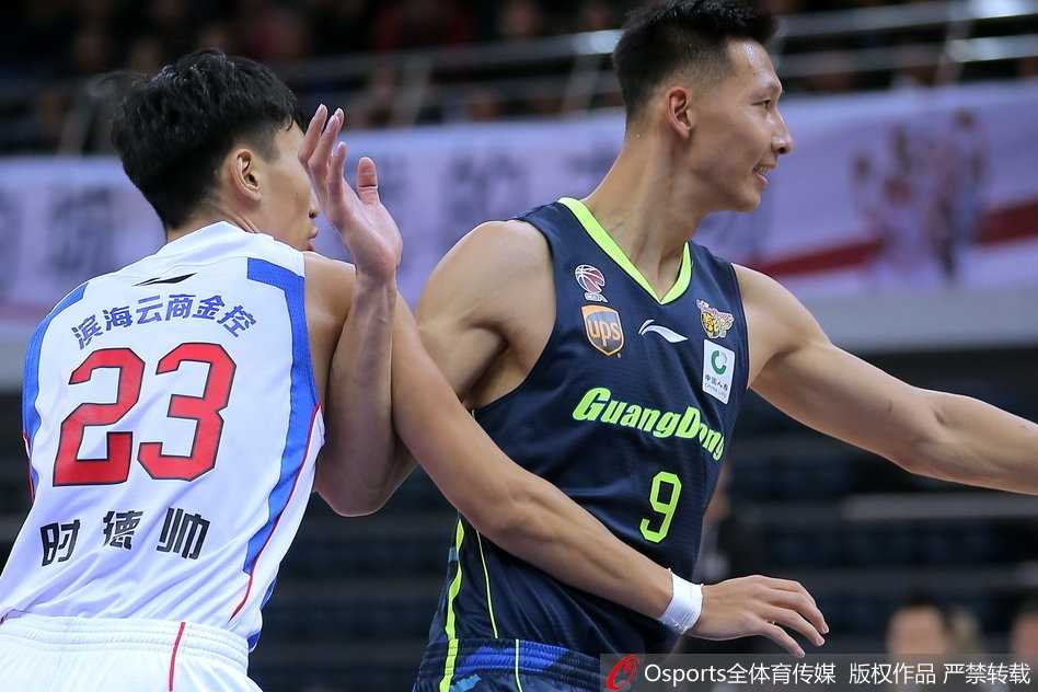 广东队外援尼克尔森在天津队内线群中高高跃起，以一记势大力沉的单手劈扣点燃替补席，瞬间浇灭了主队反扑的气焰。