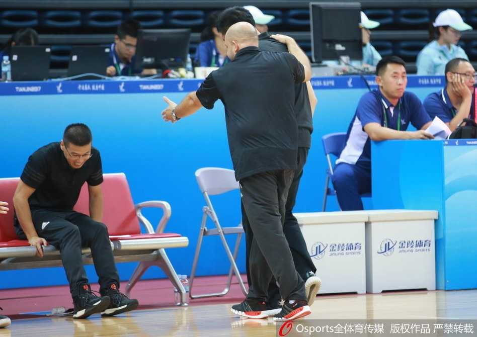 方硕犹如球场指挥官，面对解放军严防死守，冷静持球寻找杀机。