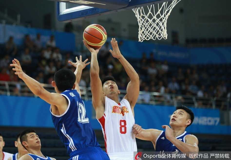 常林强力突破，如坦克般碾入禁区，扛开防守球员强行上篮，势不可挡。