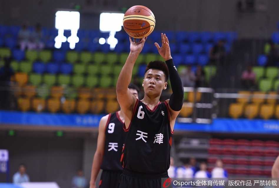 天津队主帅徐贵军在暂停时神情凝重地向球员们布置战术，面对失利他的眼神中充满不甘。