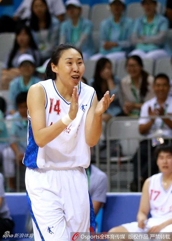 津门巾帼逐鹿首战,卫冕冠军霸气横扫劲敌展宏图 解放军队与山东队跳球瞬间,王雪朦与赵爽目光如炬,空气中弥漫着卫冕冠军的威严与杀气。