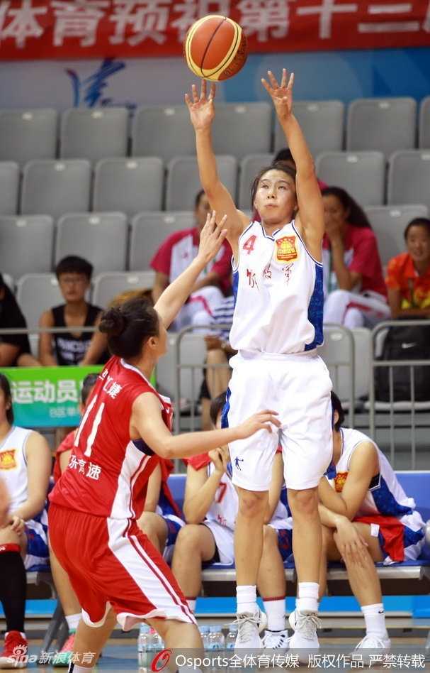 津门巾帼逐鹿首战,卫冕冠军霸气横扫劲敌展宏图 江苏队陈晓佳加时赛中命中关键球后握拳怒吼,眼神中透露着杀死比赛的坚定与霸气。