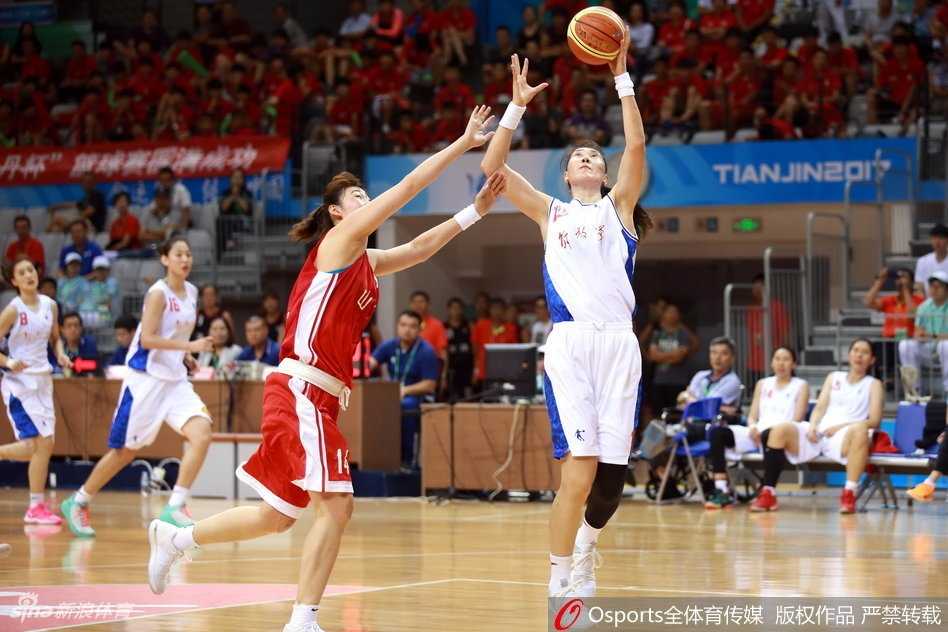 津门巾帼逐鹿首战,卫冕冠军霸气横扫劲敌展宏图 辽宁队哈文茜在新疆队严密的防守下强行上篮,肌肉碰撞的火花点燃了全场的激情。
