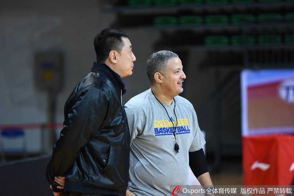 津门故人聚 篮球情缘新 王非与休利并肩而立,目光如炬地注视着场上的训练,两位老友的默契在无声中传递。
