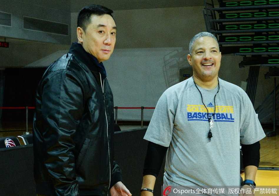 津门故人聚 篮球情缘新 训练场上,休利神情专注地为队员讲解战术跑位,肢体语言丰富,大外援霍尔曼听得格外认真。