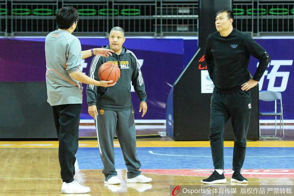 津门故人聚 篮球情缘新 天津队员在进行高强度的折返跑训练,汗水飞溅,每个人脸上都写满了坚毅与拼搏。