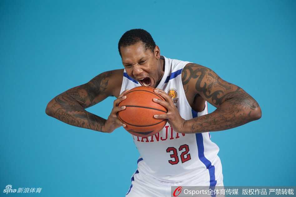 津门新势力蓄势待发,天津荣钢男篮全新征程 天津荣钢男篮全体成员在训练馆内整齐列队,新赛季的合影定格了这支队伍的崭新面貌,他们目光坚定,蓄势待发