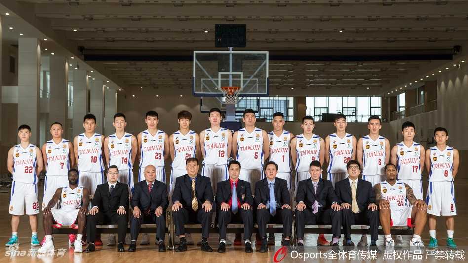 津门新势力蓄势待发,天津荣钢男篮全新征程 霍尔曼手持自拍杆,化身球队气氛担当,与队友们挤在一起欢乐自拍,定格下新赛季团结一心的瞬间