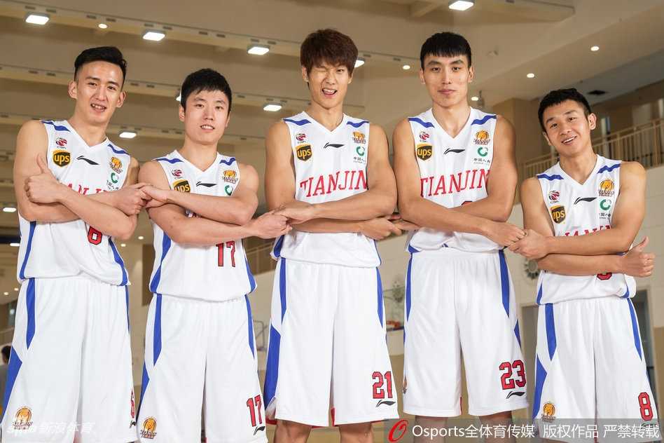 津门新势力蓄势待发,天津荣钢男篮全新征程 张智涵在底角准备投篮,作为“二龙”之一,他在张楠退役后需要承担更多领袖责任,用稳定的投射帮助球队