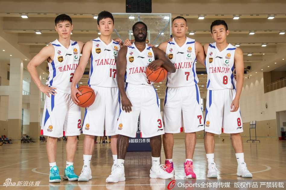 津门新势力蓄势待发,天津荣钢男篮全新征程 史仪运球组织进攻,眼神灵动,他将号码改为22号寓意加倍努力,新赛季这位年轻后卫将承担更多组织重任