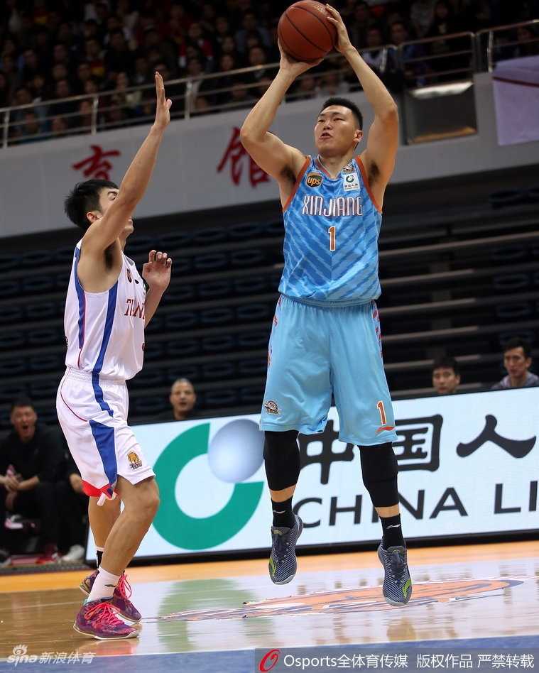 面对天津队严密如铁桶的防线，亚当斯如鬼魅般一个背后运球晃开空间，随即在三分线外一步拔起就投，皮球空心入网，留下防守者一脸茫然地回头仰望。