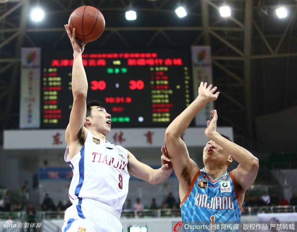 终场哨响，天津球员们神情落寞地走向球员通道，汗水浸透了球衣，主场惜败的苦涩写在了每一位将士的脸上，与远处庆祝的新疆队形成鲜明对比。