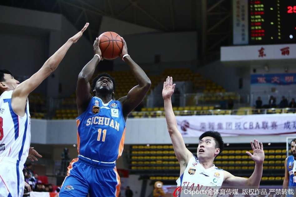 天津队小外援杰特蝴蝶穿花般运球摆脱防守，准备为队友输送炮弹，他的组织是天津队进攻流畅运转的发动机。