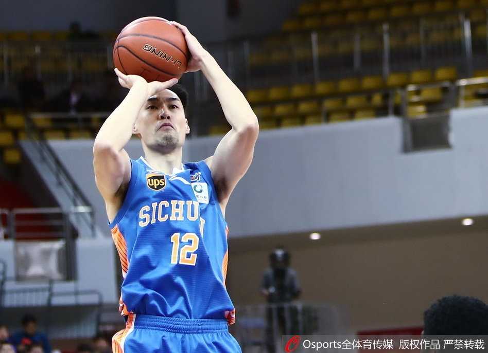 天津队外援霍尔曼在四川队内线高高跃起，犹如泰山压顶般将球砸进篮筐，篮下的哈达迪也只能望球兴叹。