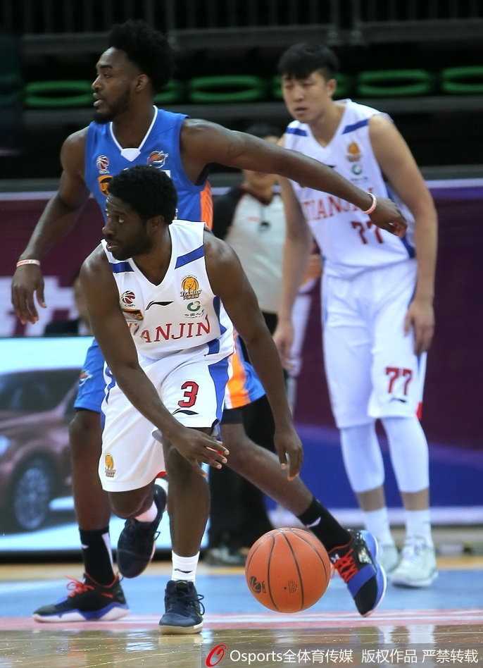 亚洲顶级中锋哈达迪与霍尔曼在禁区激烈卡位，两人肌肉碰撞，眼神坚毅，为了篮板球互不相让。