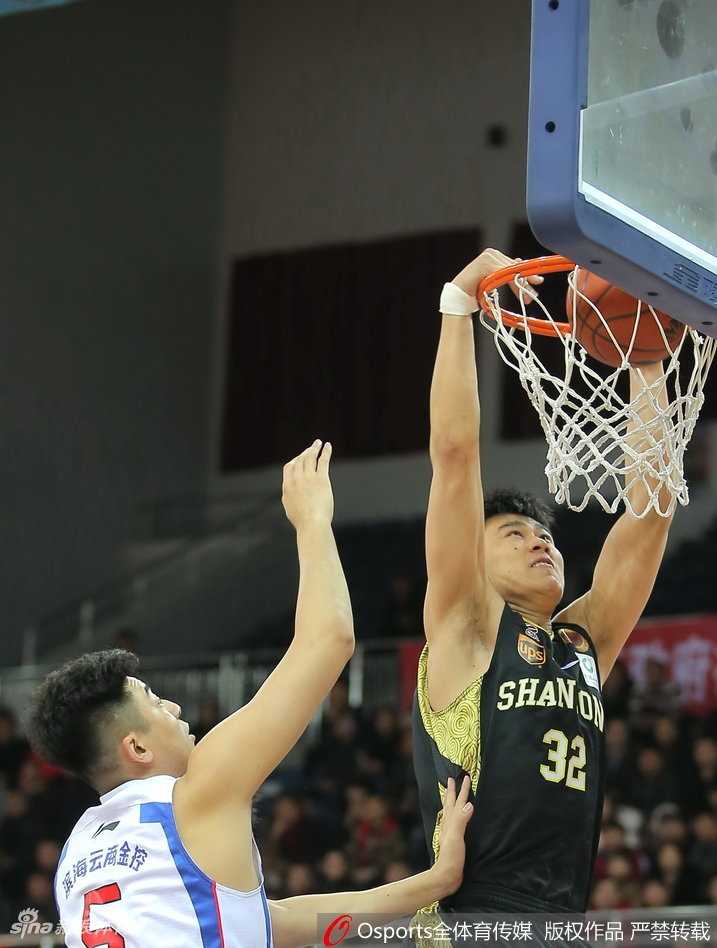津门虎啸终结齐鲁征程 杰特率天津男篮赛季主场完美收官 德里克·威廉姆斯犹如一道白色闪电,抢断成功后迅速发动快攻,面对空篮高高跃起,用一记势大力沉的单手劈扣点燃全场。