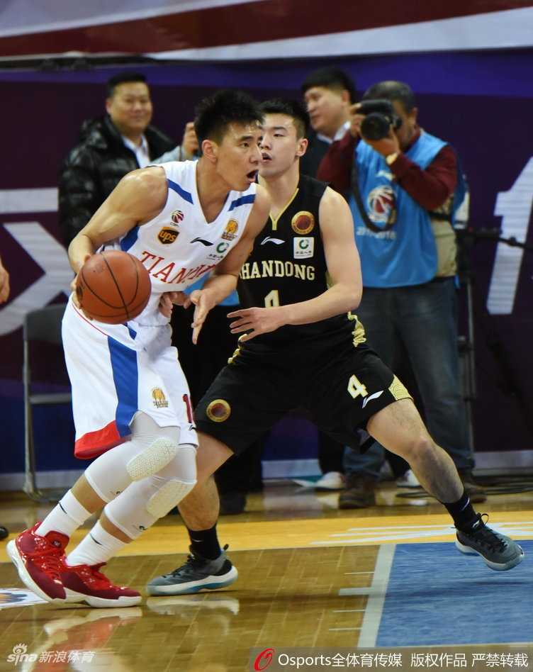 津门虎啸终结齐鲁征程 杰特率天津男篮赛季主场完美收官 老将杰特在比赛中高高跃起,眼神坚毅地送出一记精妙的背后传球,篮球如手术刀般撕开山东队的防线,为队友创造出绝佳的进攻机会。