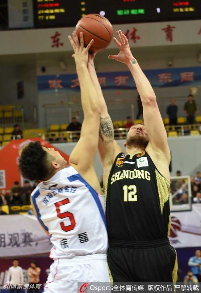 津门虎啸终结齐鲁征程 杰特率天津男篮赛季主场完美收官 小将金鑫在突破后面对山东队的严密防守,毫无惧色地强行上篮,在空中与防守球员发生身体对抗后依然将球打进,展现出初生牛犊不怕虎的锐气。