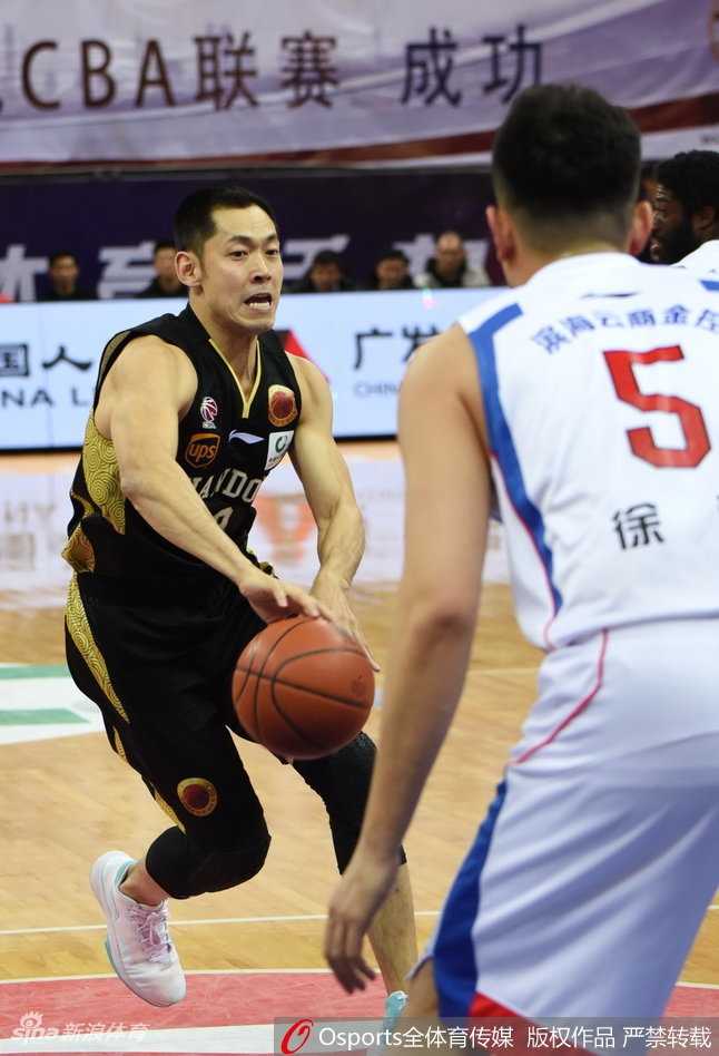 津门虎啸终结齐鲁征程 杰特率天津男篮赛季主场完美收官 山东队外援莫泰尤纳斯在篮下强打,他利用强壮的身体卡住位置,强硬地将球放入篮筐,展现了欧洲内线细腻的技术和强悍的球风。