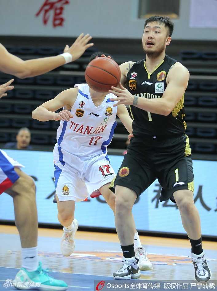 津门虎啸终结齐鲁征程 杰特率天津男篮赛季主场完美收官 杰特在山东队多人包夹防守下依然面无惧色,高高跃起强行出手投篮,篮球划出一道美丽的弧线飞向篮筐。