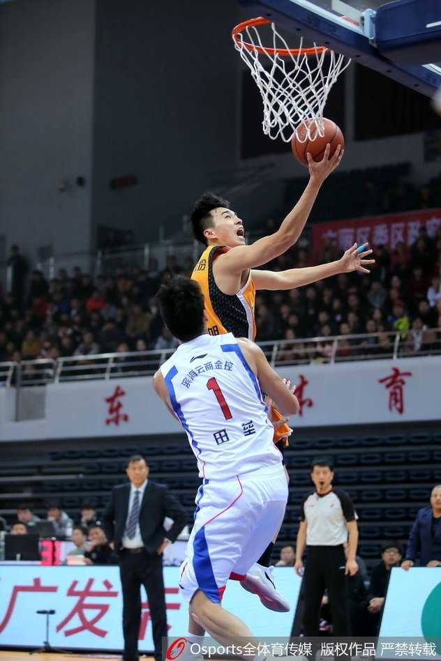 韩博林如弹簧人般跃起，在对抗中将球抛向篮筐，哨响球进，他紧握拳头怒吼着庆祝这记价值连城的2+1。