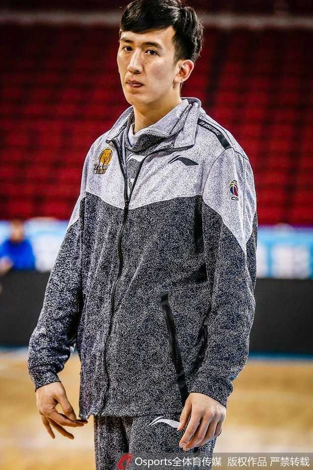 津门虎迎来榜眼秀 德里克·威廉姆斯火线驰援盼重塑辉煌 威廉姆斯在训练馆中神情专注,散乱的发辫随着运球的节奏轻轻晃动,眼神中透露出对新征程的渴望。