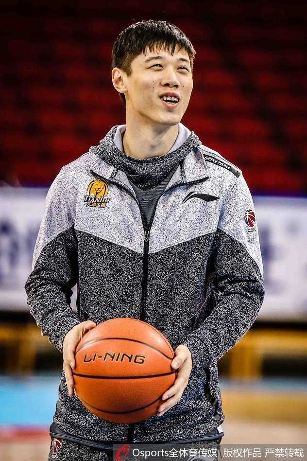 津门虎迎来榜眼秀 德里克·威廉姆斯火线驰援盼重塑辉煌 德里克·威廉姆斯完成一次漂亮的转身跳投,篮球在空中划出一道彩虹弧线,背景是虚化的训练场馆,这一刻他仿佛回到了昔日的NBA赛场。