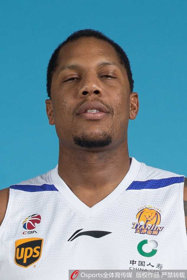 津门记忆:回顾2017-2018赛季天津荣钢男篮的团队篮球与成长之路 比赛结束后,天津队的球员们围成一圈,互相加油鼓劲,虽然汗水浸湿了球衣,但团队的情谊更加深厚。