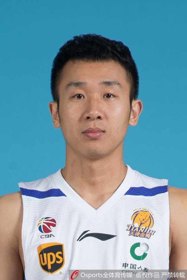 津门记忆:回顾2017-2018赛季天津荣钢男篮的团队篮球与成长之路 大外援霍尔曼在禁区展现统治力,他高高跃起,隔着防守球员完成一记势大力沉的单手劈扣,引爆全场。