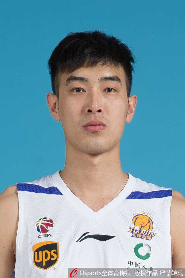 津门记忆:回顾2017-2018赛季天津荣钢男篮的团队篮球与成长之路 本土核心张智涵外线持球,面对防守人坚决出手三分,皮球在空中划出一道完美的弧线直钻网心。