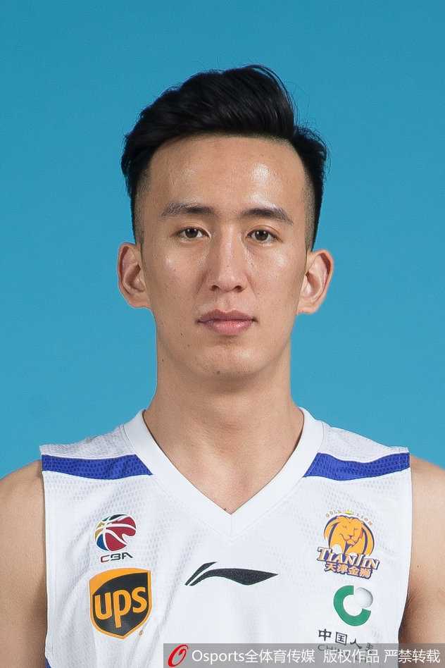 津门记忆:回顾2017-2018赛季天津荣钢男篮的团队篮球与成长之路 年轻后卫李荣培面对紧逼防守,冷静地护住球寻找战机,眼神中透露出与年龄不相符的成熟与坚毅。