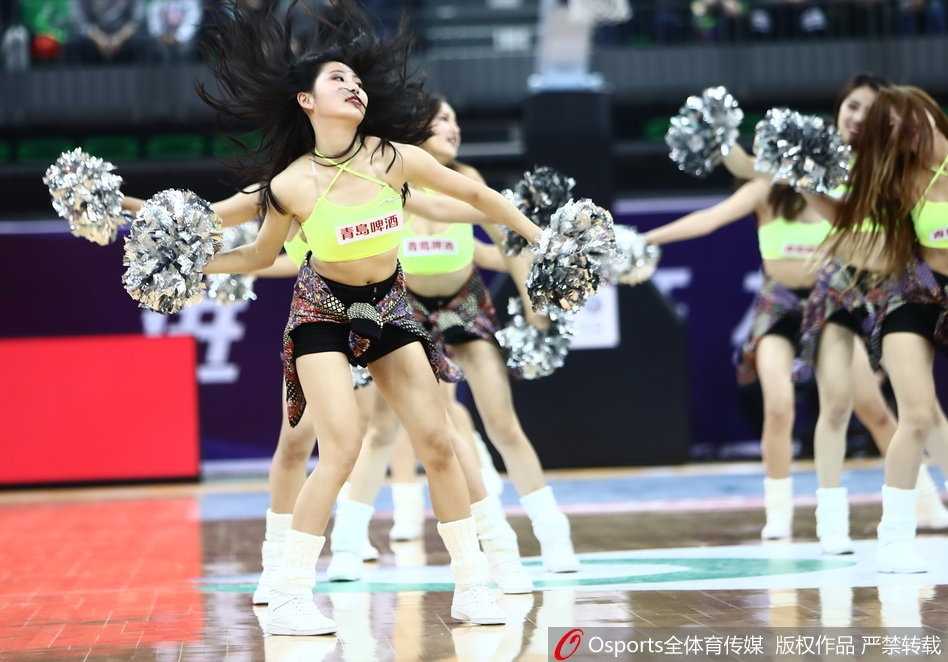 津门篮球宝贝赛场中央热情绽放，整齐划一的动作配合着闪烁的灯光，瞬间点燃现场球迷的呐喊与助威声浪