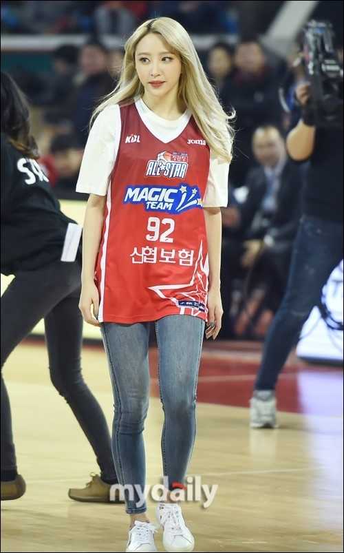 活力全开!EXID篮球全明星赛舞台燃爆全场 Hani与正花并排站在球场边线,两人身穿印有专属名字的球衣,手中拿着篮球相视而笑,眼神中流露出即将上场的兴奋与独有的姐妹情深。