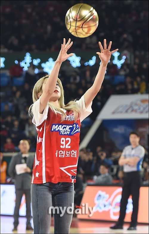 活力全开!EXID篮球全明星赛舞台燃爆全场 正花在舞台上展现灵动舞姿,她扎着俏皮的丸子头,眼神专注地随着音乐律动,修长的身材与干净的舞蹈线条,在球场地板上投下优雅的影子。