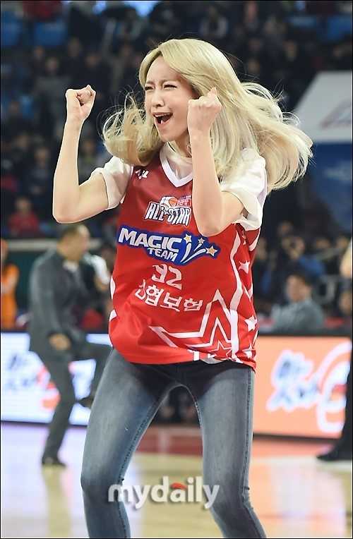 活力全开!EXID篮球全明星赛舞台燃爆全场 舞台上,五名成员排列成极具冲击力的队形,徐慧潾在中间展现出自信的表情,身后的炫酷灯光与她们的舞台服装交相辉映,营造出演唱会般的恢弘气势。