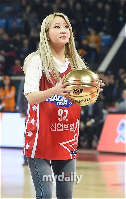 活力全开!EXID篮球全明星赛舞台燃爆全场 镜头特写中,Hani扎着高马尾,侧身对镜头露出明媚的微笑,立体的五官在球场灯光的照射下显得格外精致,兼具了运动少女的活力与偶像明星的光彩。