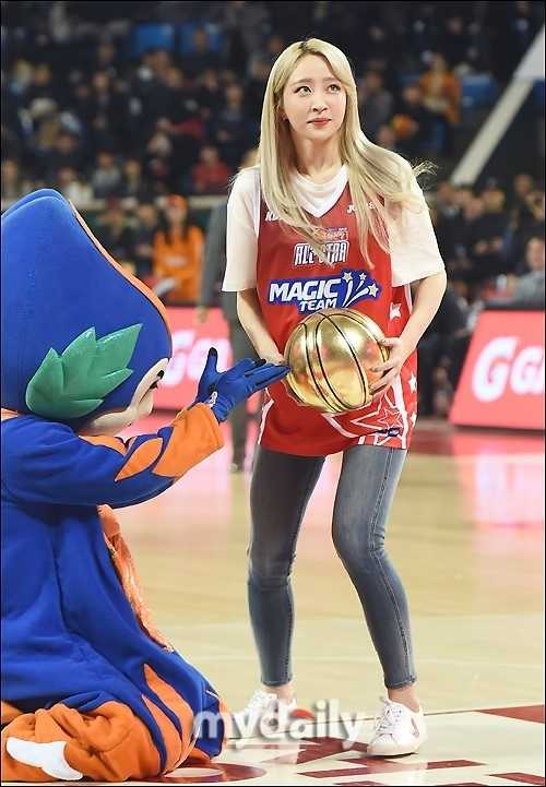 活力全开!EXID篮球全明星赛舞台燃爆全场 在球场中央的聚光灯下,EXID成员率智身着亮片短裙,以一个充满力量感的定点动作望向镜头,飞扬的发丝和自信的笑容,定格了舞台上的闪耀瞬间。