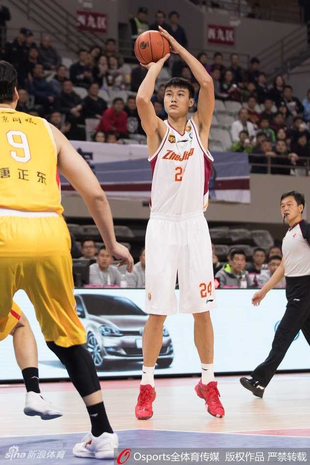 浙江队核心吴前在对手严密防守下强行突破，犹如一把尖刀直插同曦腹地