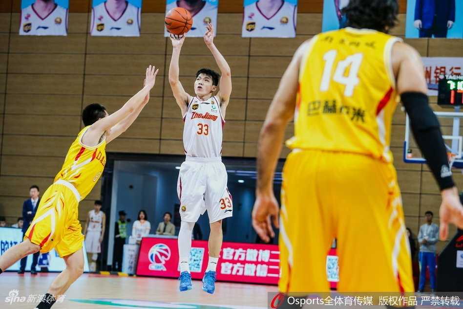 同曦外援琼斯在人群中奋力拼抢篮板，他全场轰下38分，展现了超强的个人能力