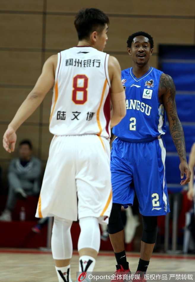 浙江队外援威姆斯在江苏球员严密防守下依然冷静出手，全场狂砍50分11篮板的他，是球队获胜的最大功臣。