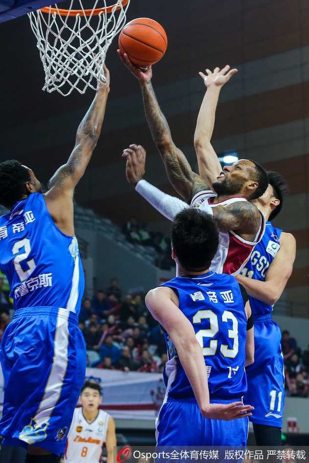 江苏队老将易立在比赛中毫不畏惧，强行突破上篮，他在常规时间最后时刻的冷静三罚全中，将比赛悬念拖入了加时。