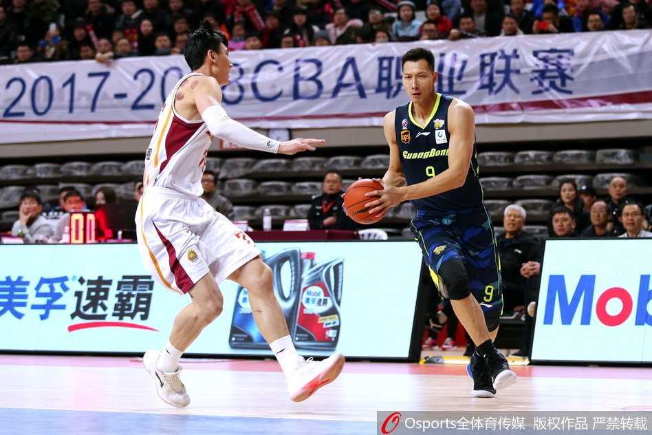 浙江单外援苦战惜败广东,吴前生涯夜遇阿联王者归来 易建联在浙江队内线张大宇的严密防守下,依然稳稳命中一记后仰跳投,动作美如画。