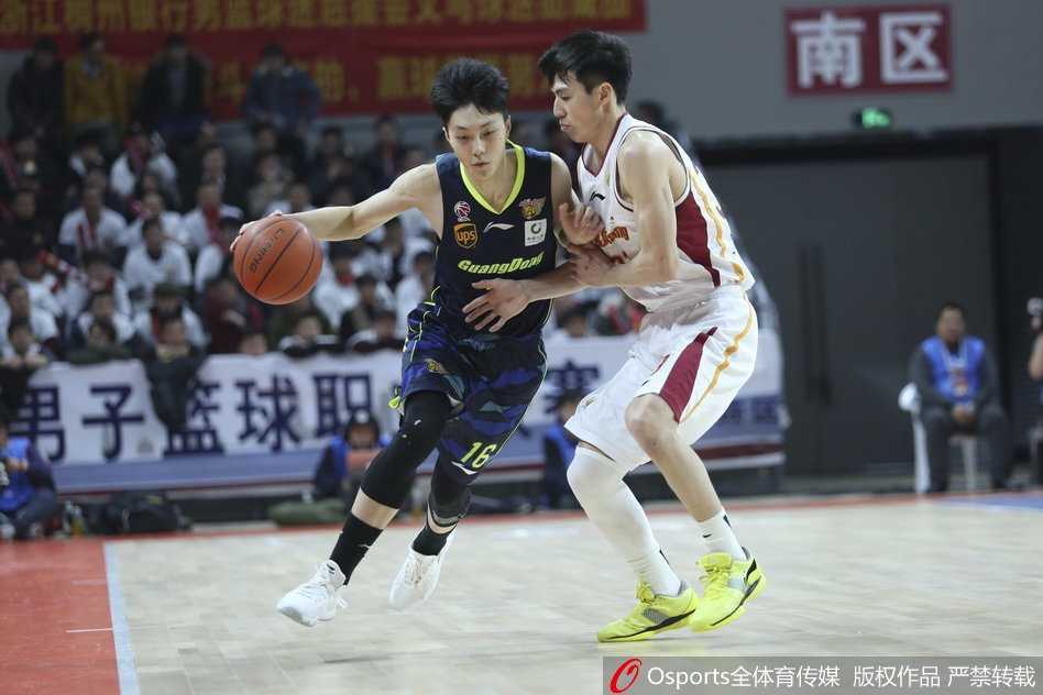 浙江单外援苦战惜败广东,吴前生涯夜遇阿联王者归来 终场哨响后,全场砍下最高分的易建联与队友击掌庆祝这场来之不易的客场胜利,脸上露出笑容。